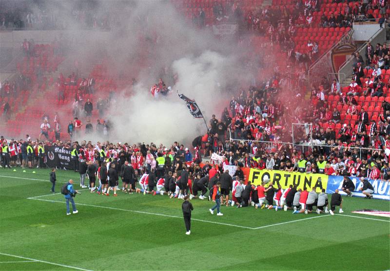 Fanoušci Slávie Praha ze Strakonicka vyrazili do Edenu slavit titul.