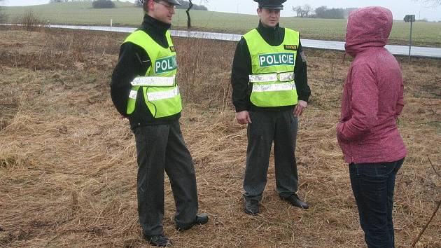 Policisté Ladislav Topka a Jan Adámek na místě, kde zachránili ženě život.