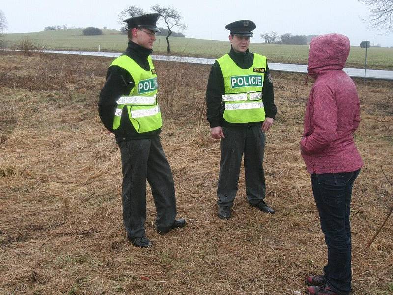 Policisté Ladislav Topka a Jan Adámek na místě, kde zachránili ženě život.