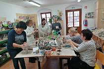 Dobrovolnic pomáhají chelčickému Domovu sv. Linharta vytvářet jarní keramiku. Foto: Se svolením Kláry Kavanové Muškové
