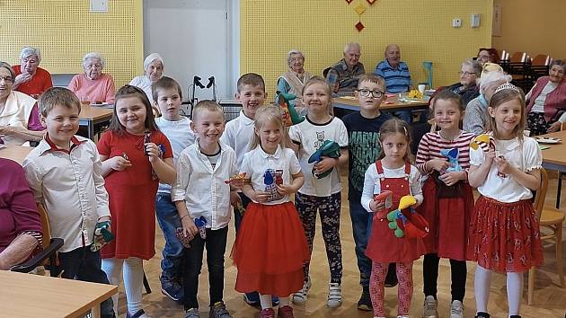 Děti z Mateřské školy A.B. Svojsíka Strakonice potěšily seniory.