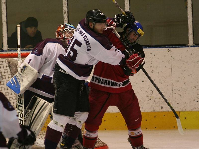 Strakoničtí hokejisté ve druhém utkání čtvrtfinále play off krajské ligy doma podlehli Hluboké nad Vltavou 1:3 a po předchozí porážce na ledě soupeře 2:3 pro ně sezona skončila.