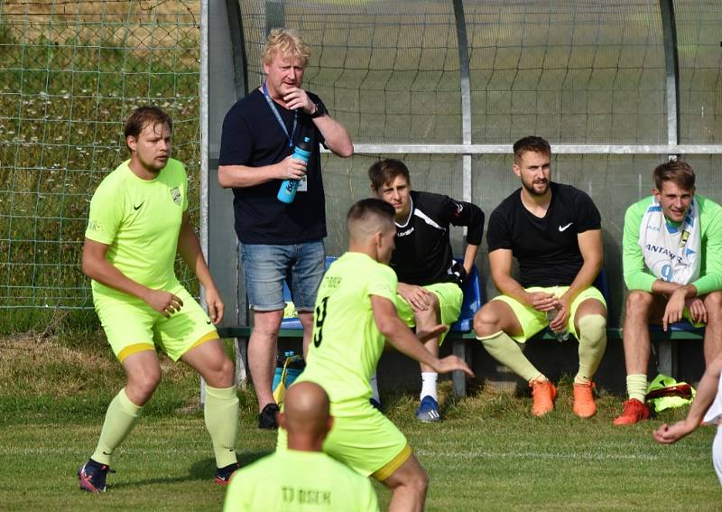 Fotbalisté Oseka (ve žlutém v utkání s Rudolfovem) remizovali ve 3. kole KP s Třeboní 4:4.