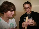 Deváťáci ZŠ Dukelská se učli, jak nasazovat kondom.