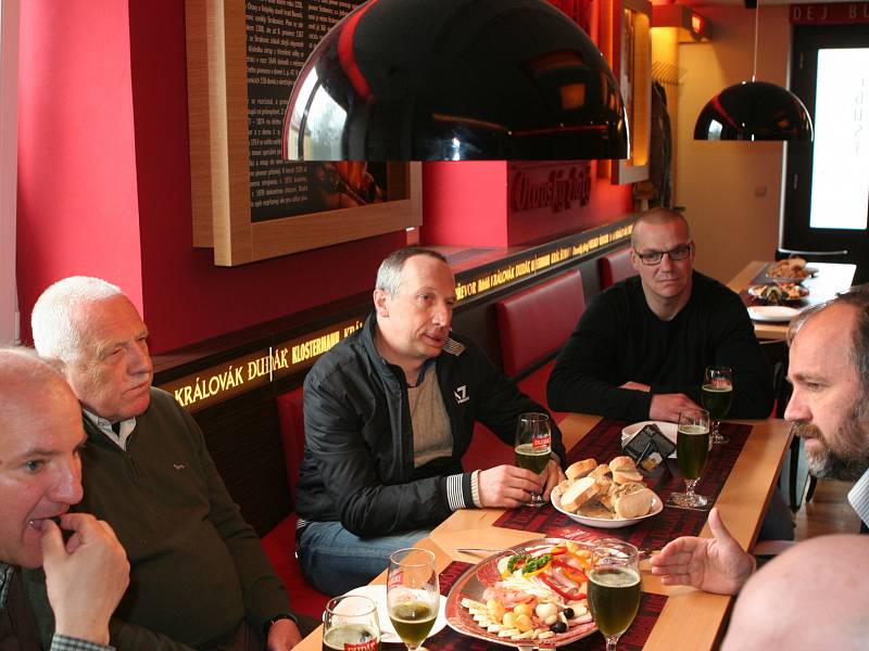 Bývalý prezident Václav Klaus na Zelený čtvrtek navštívil strakonický pivovar, kde ochutnal speciální zelené pivo.