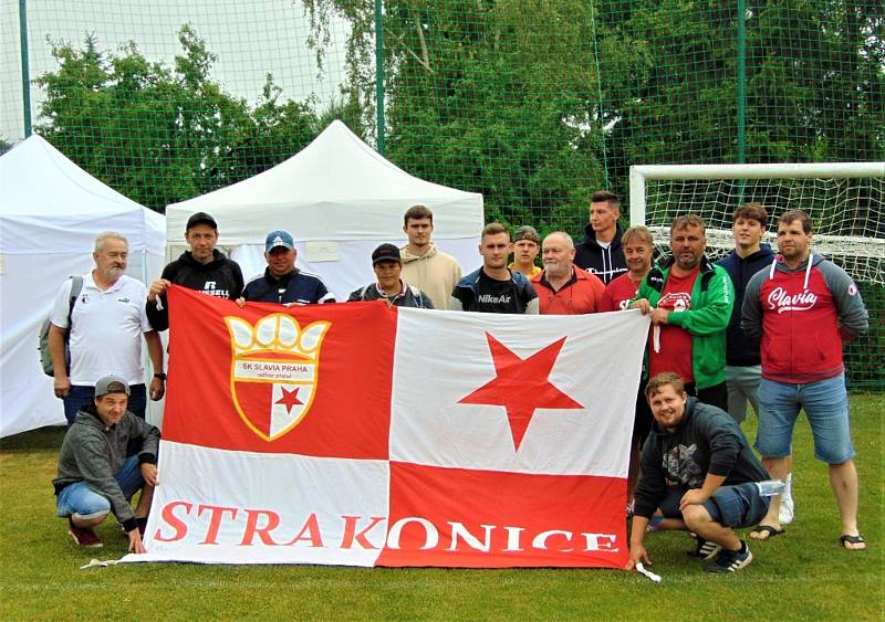 Strakoničtí Slávisté vyrazili na 20. celostátní setkání obboček přátel fotbalové Slavie Praha.