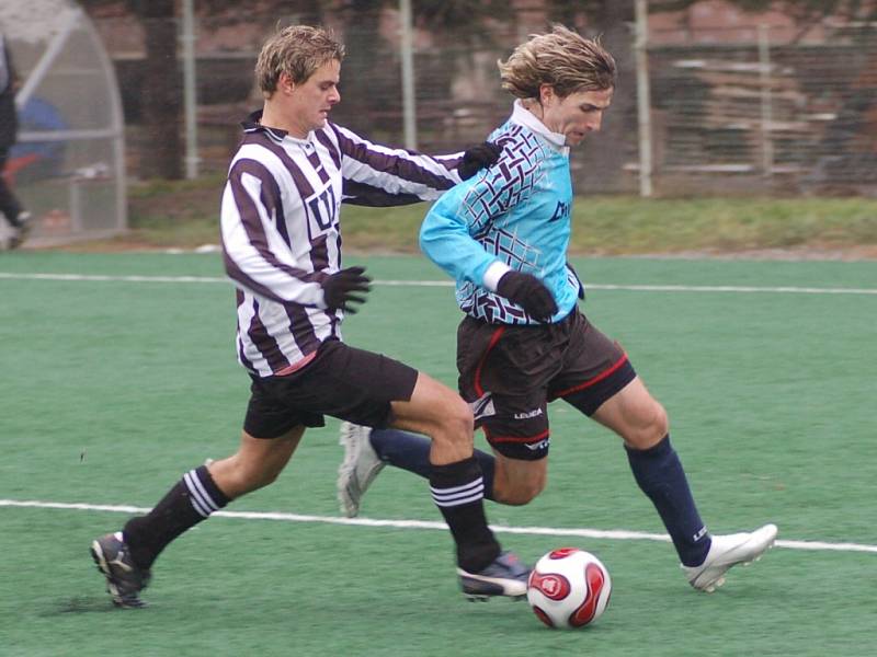 Béčko Přešťovic si v odloženém utkání 13. kola poradilo se Sousedovicemi, vyhrálo vysoko 4:0. Na snímku jsou zleva Vodvářka a Horejš (Přešťovice B).