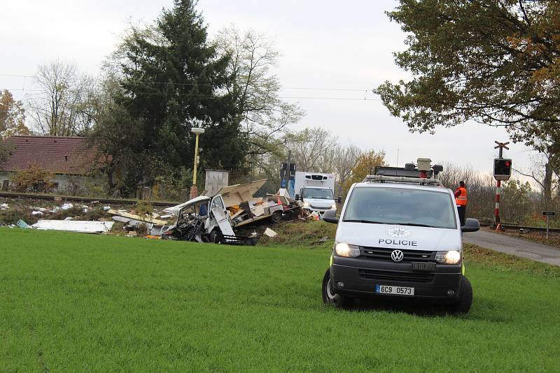 Na železničním přejezdu v Sudoměři na Strakonicku se srazila v pátek 11. listopadu dodávka s vlakem.