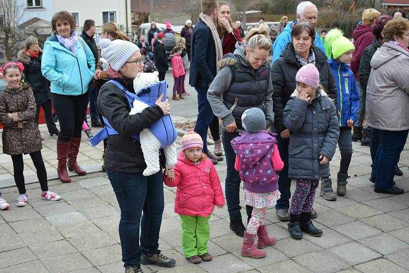 Slavnostního otevření nové mateřské školky se zúčastnili nejen zástupci všech rezortů projektu, ale i obyvatelé městyse.