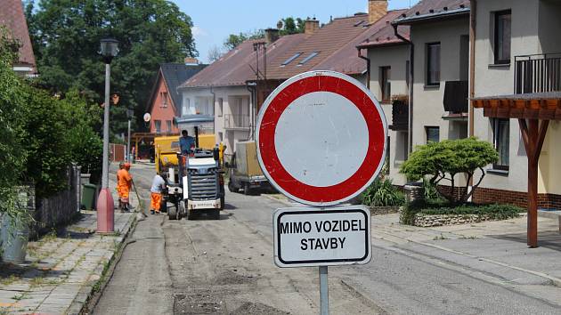 Rekonstrukce ulice na Vyhlídce ve Volyni má trvat tři měsíce. Město zajistilo lidem parkování v okolí.