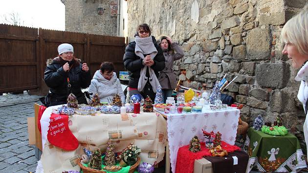 Strakonice - Sobotní adventní trhy pod strakonickým Rumpálem  přivítali mnohé návštěvníky.