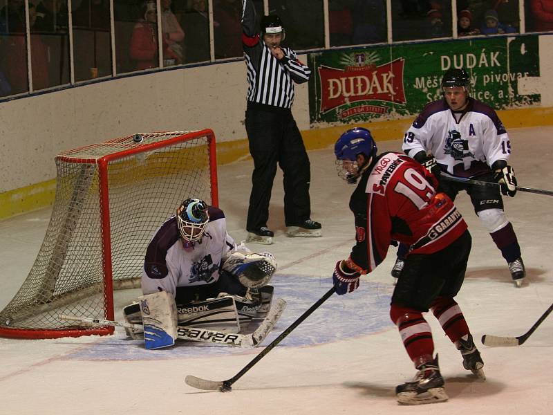 Strakoničtí hokejisté ve druhém utkání čtvrtfinále play off krajské ligy doma podlehli Hluboké nad Vltavou 1:3 a po předchozí porážce na ledě soupeře 2:3 pro ně sezona skončila.