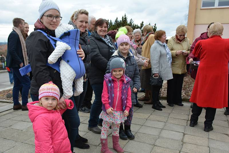 Slavnostního otevření nové mateřské školky se zúčastnili nejen zástupci všech rezortů projektu, ale i obyvatelé městyse.