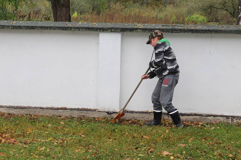 Čejetičtí snipeři pomáhali s úklidem listí.