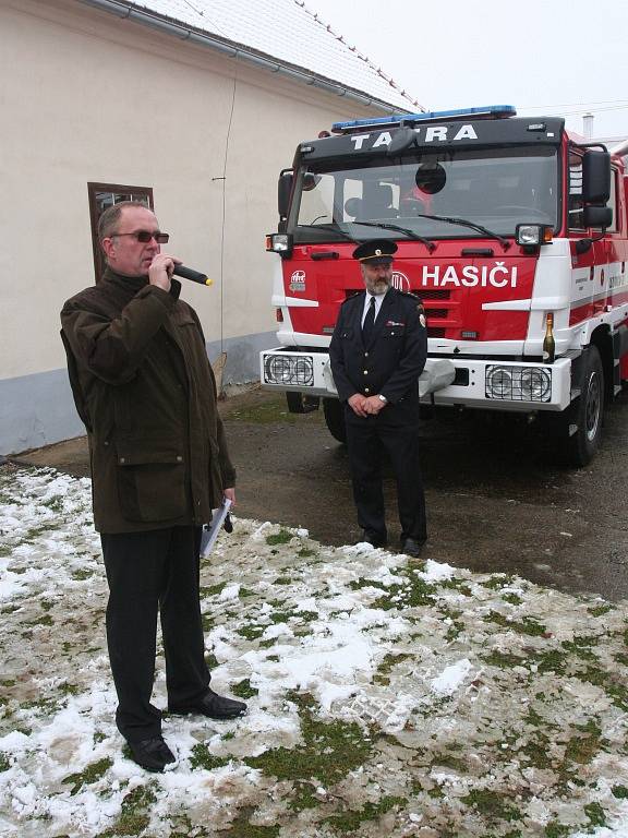 Hasiči v Bavorově mají radost z nové Tatry.