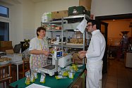 OBRAZEM: Pražírna kávy v obci Drahonice zaměstnává hendikepované lidi a občany z okolní komunity. Má celkem 30 zaměstnanců. Každý měsíc zde upraží a také prodají více než 300 kilo kávy.