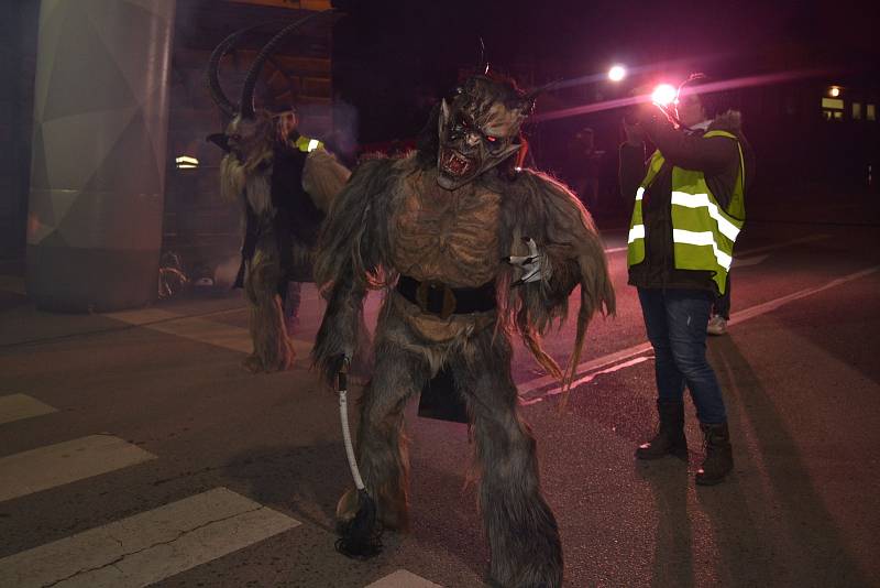 V plné parádě se předvedli Krampus Čerti ze severu, z Prahy, Tábora, Vodňan, skupina Čerti.cz a z Amstettner Hoh'n Teufe'n.