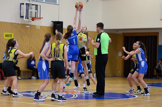 Strakonické basketbalistky U15 přivezly ze Sadské výhru.