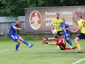Fotbalová divize: Otava Katovice - Robstav Přeštice 1:2 (0:0).