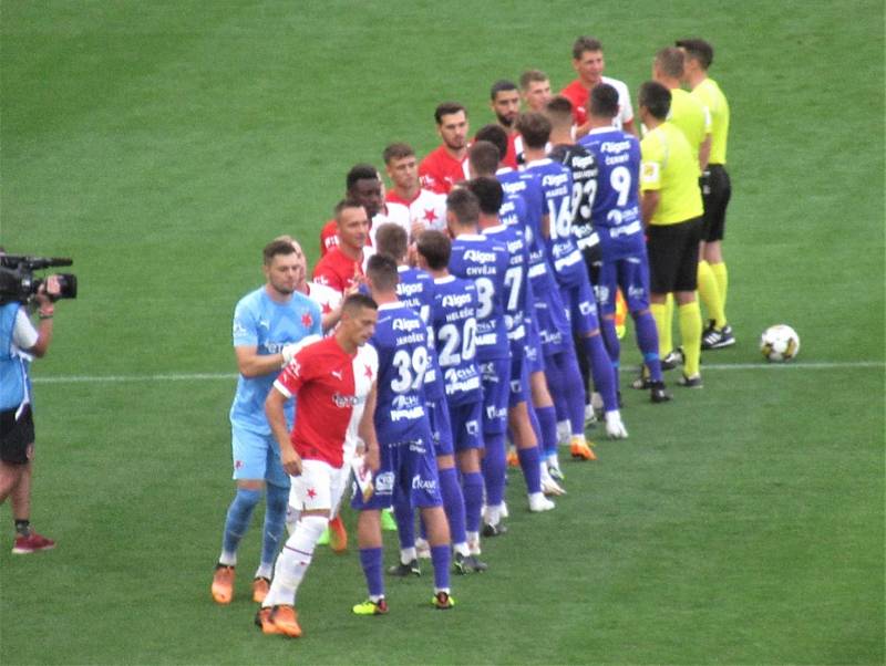 Strakoničtí fanoušci Slavie Praha byli u sedmigólové výhry nad Pardubicemi.
