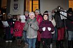 Radomyšl - Před úřad městyse si přišlo zazpívat na dvě stovky obyvatel.