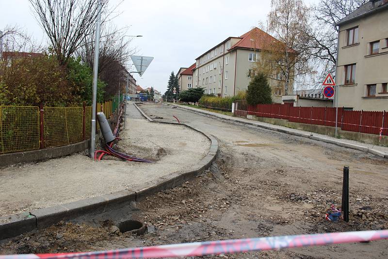 V ulici se již dokončují povrchy,  ze strany od  základní školy je již hotové veřejné osvětlení a rýsují se chodníky