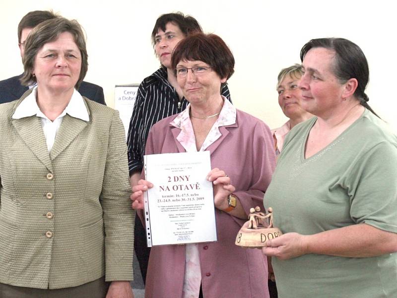 V sále Šmidingerovy knihovny na strakonickém hradě byli 16. dubna oceněni dobrovolníci Jihočeského kraje. Symbol vykřesané jiskřičky lidství, Křesadlo, převzalo pět oceněných dobrovolníků a tři týmy si přišly pro cenu Dobrá parta.