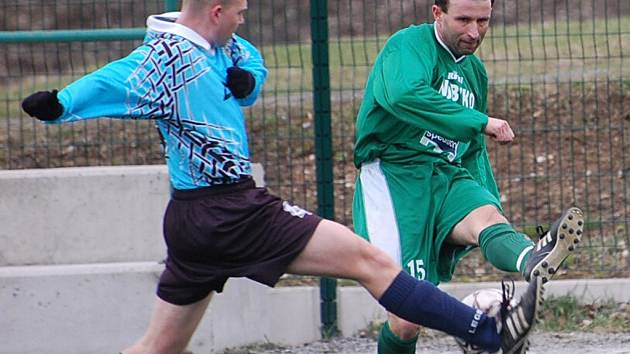 Fotbalisté Přešťovic podlehli venku Čížové 1:3. Jednu branku jim vstřelil ještě na podzim jejich spoluhráč Martin Souhrada (na snímku vpravo v souboji s Martinem Šrámkem).