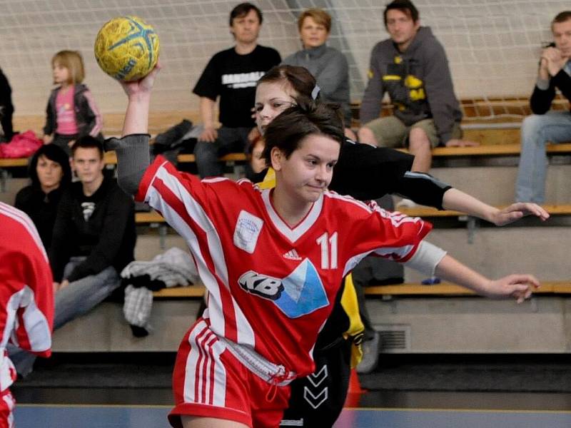 Strakonické házenkářky počtvrté v řadě prohrály, ve 14. kole II. ligy nestačily doma na druhé Pardubice (18:23).