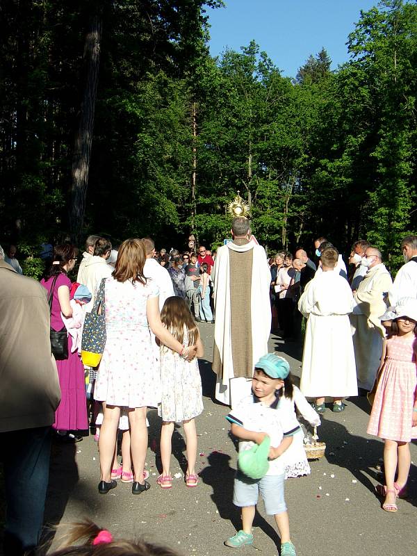 Oslava svátku Božího těla spojená s eucharistickým průvodem.