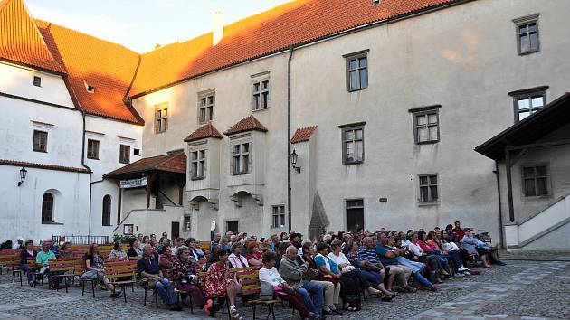 Divadelní představení hořké komedie Chodí Pešek okolo ve Strakonicích v podání DS Čelakovský.