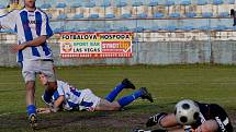 Fotbalisté Strakonic (světlé dresy) v důležitém utkání porazili Tachov doma 1:0.