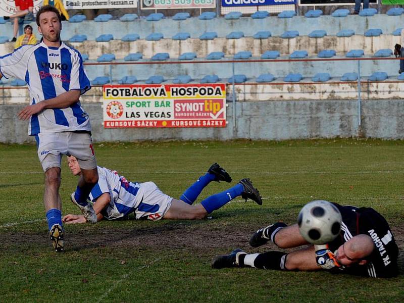 Fotbalisté Strakonic (světlé dresy) v důležitém utkání porazili Tachov doma 1:0.