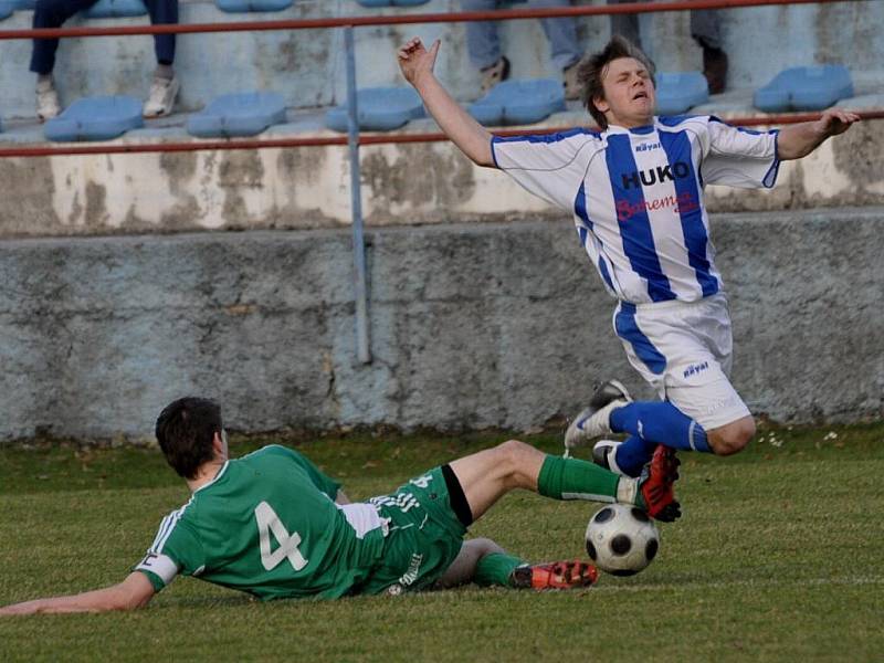 Fotbalisté Strakonic (světlé dresy) v důležitém utkání porazili Tachov doma 1:0.