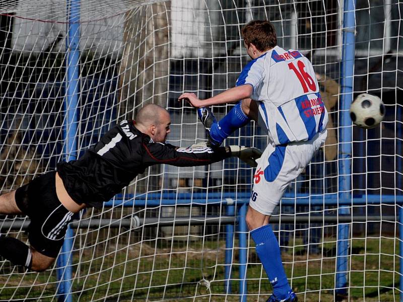 Fotbalisté Strakonic (světlé dresy) v důležitém utkání porazili Tachov doma 1:0.