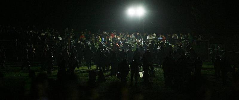 Organizátoři festivalu Stodola Michala Tučného byli krátce před půlnocí nuceni vyhlásit evakuaci. Anonym telefonicky nahlásil, že je v hoštickém areálu pět bomb.