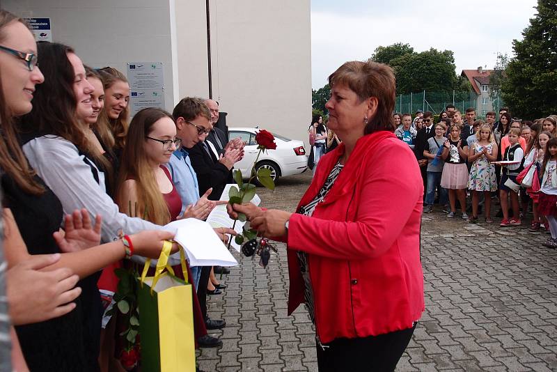 V pátek si žáci převzali vysvědčení za své snažení ve školním roce a tím se jim uzavřel další rok v jejich studiu.