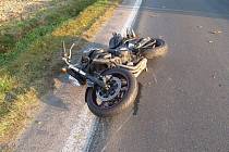 Při havárii motocyklu u Černěvsi zemřel člověk.