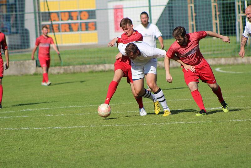 Hokejisté HC Strakonice (červené dresy) si na závěr letní přípravy zahráli fotbálek proti Sokolu Cehnice (1:5).