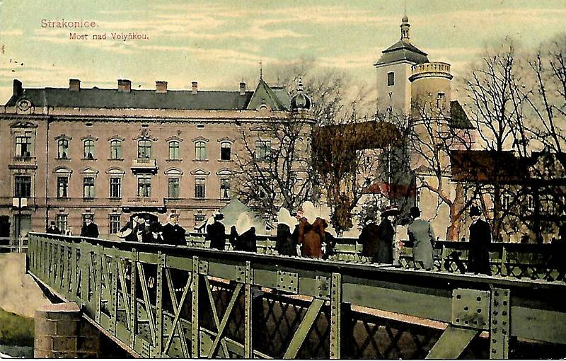 Pohled z železného mostu na Palác.