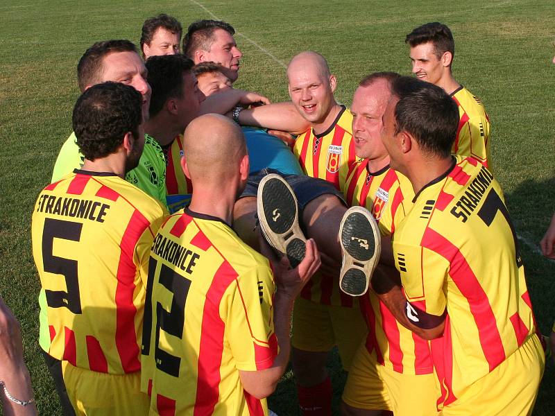 Fotbalisté Junioru Strakonice slavili čtvrtý postup v řadě.