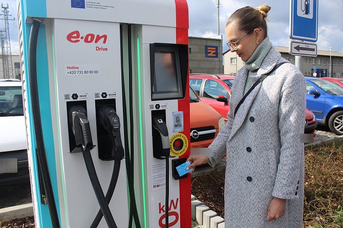 Ve Strakonicích byla zprovozněna dobíjecí stanice pro elektromobily, u které se dá jako u první v ČR platit klasickou platební kartou.