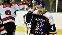 První vzájemný souboj Strakonic a Vimperka této sezony vyhráli hokejisté od Otavy 4:1.