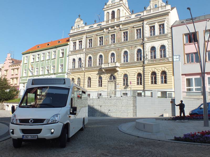 Minibus na náměstí