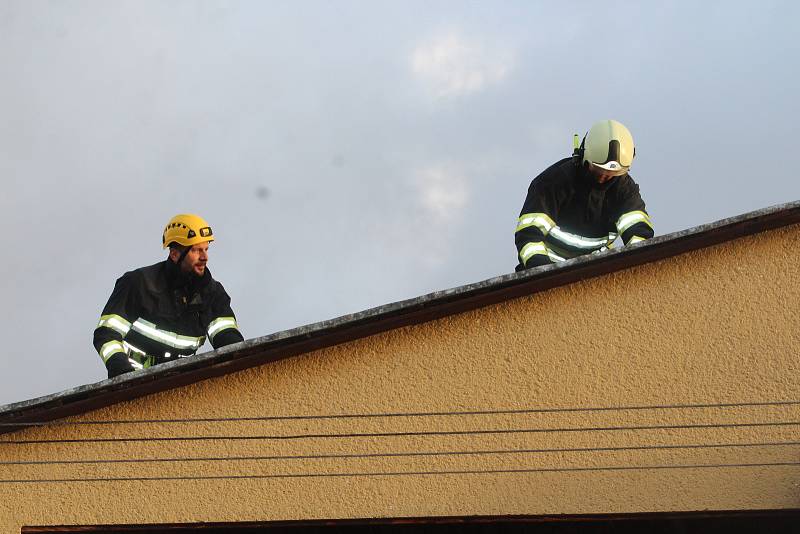 Oprava střechy v ulici Budovatelská ve Strakonicích.