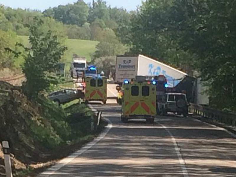 Dvě osoby zemřely na místě nehody, která se stala v pondělí 30. dubna v odpoledních hodinách.