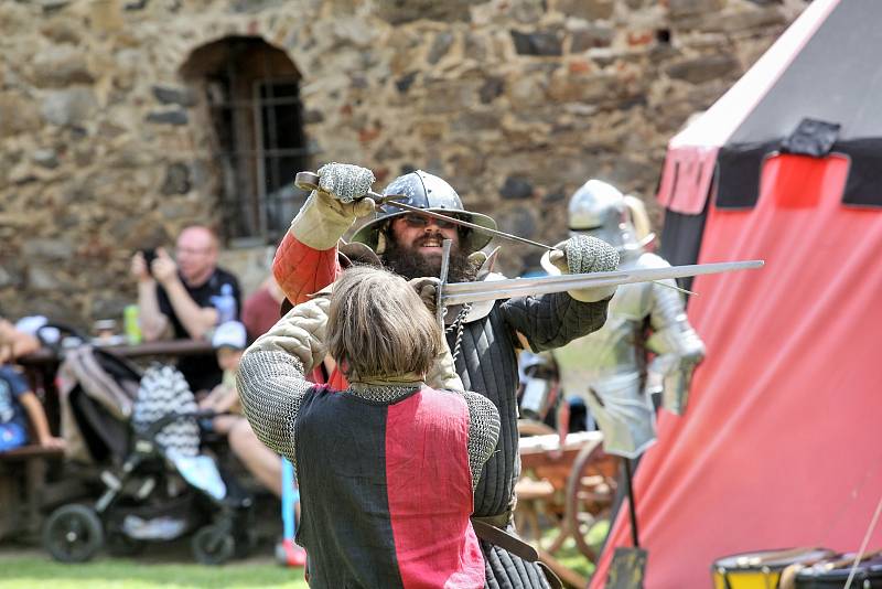 Návštěvníci Helfenburku si o víkendu užili  bojovné rytíře.