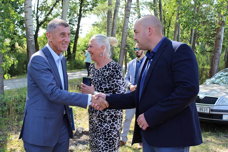 Premiér Andrej Babiš při své čtvrteční cestě po Jihočeském kraji navštívil se svými ministry i Cehnice na Strakonicku. Tématem cesty po kraji bylo zmírnění dopadů sucha v krajině a postup výstavby silnic a dálnic.