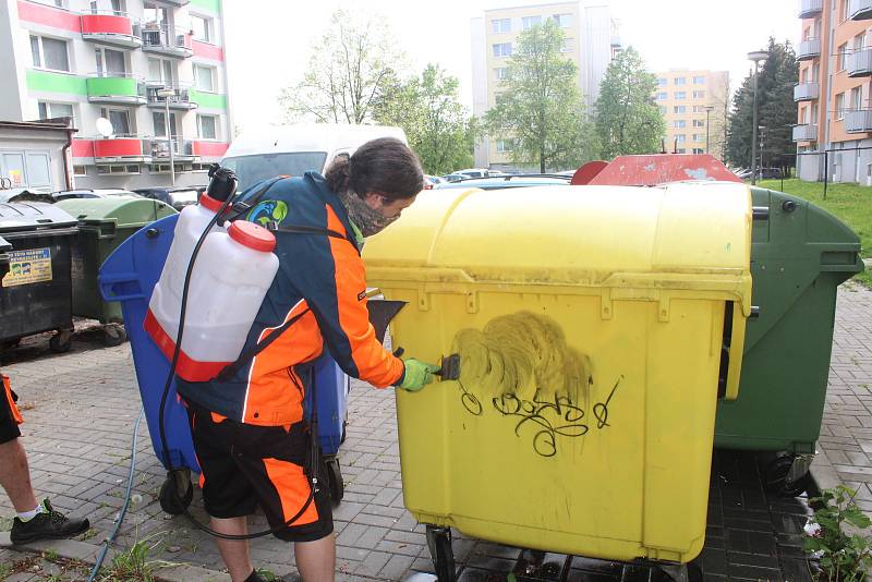 Dezinfekce kontejnerů ve Strakonicích.