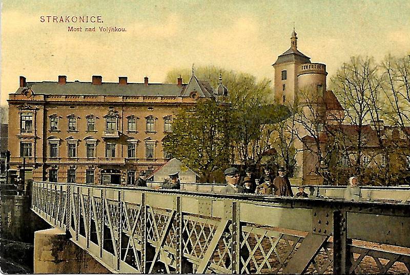 Pohled z železného mostu na Palác.